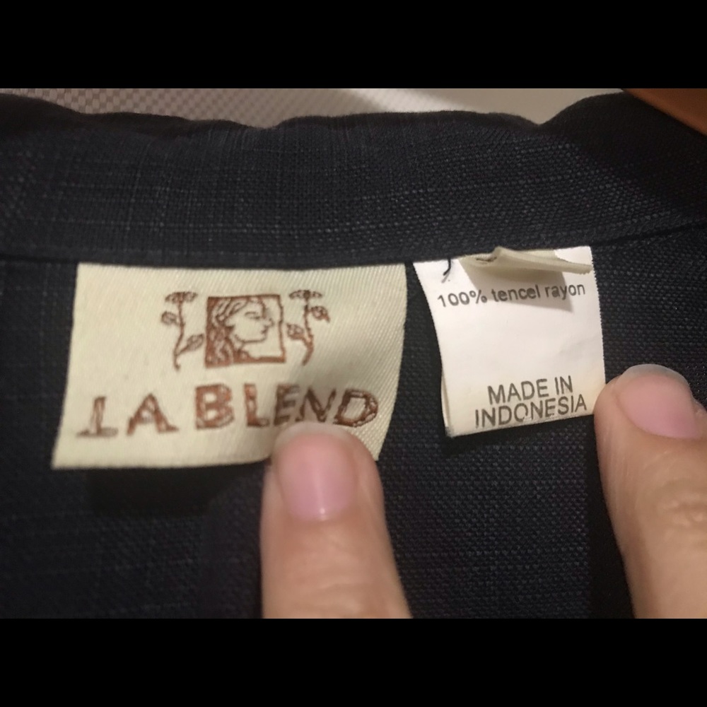 LA BLEND Medium shirt with collar with beautiful embroidery detail flower